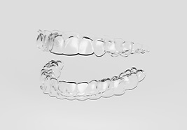 Clear aligners that are difficult to see over an off-white background